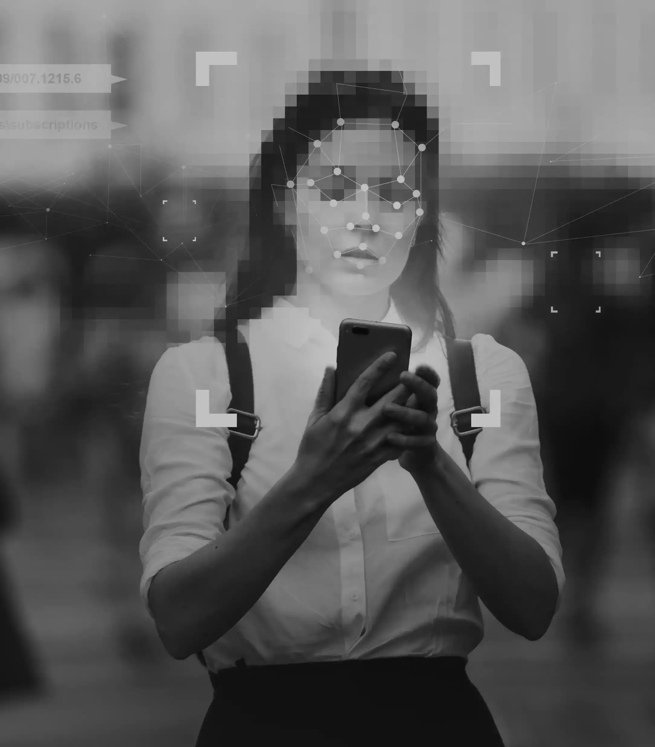 Ein verpixeltes und mit Datenpunkten überlagertes Gesicht einer Frau die auf ihr Handy schaut.